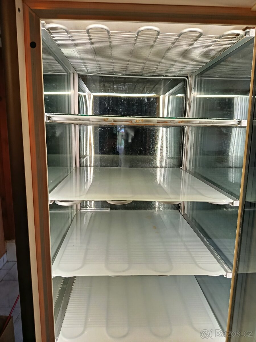 Chladící vitrína na zákusky a dorty