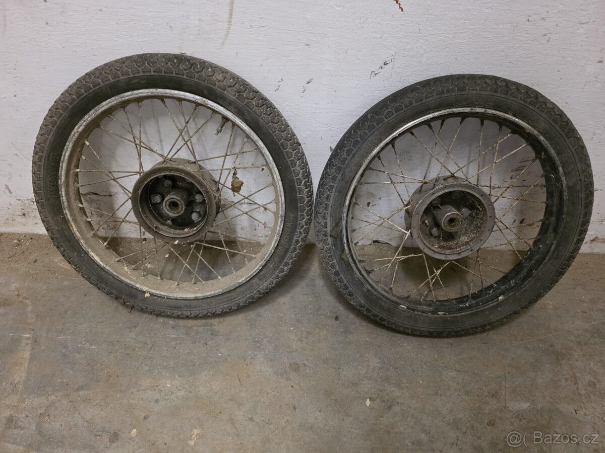 Kola ze starého motocyklu Jawa pionýr