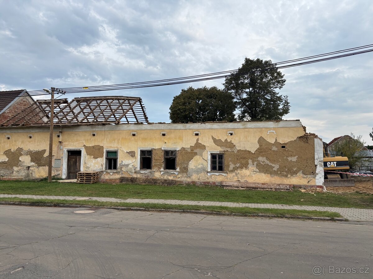 Hliněné cihly s cejchy / pálené cihly