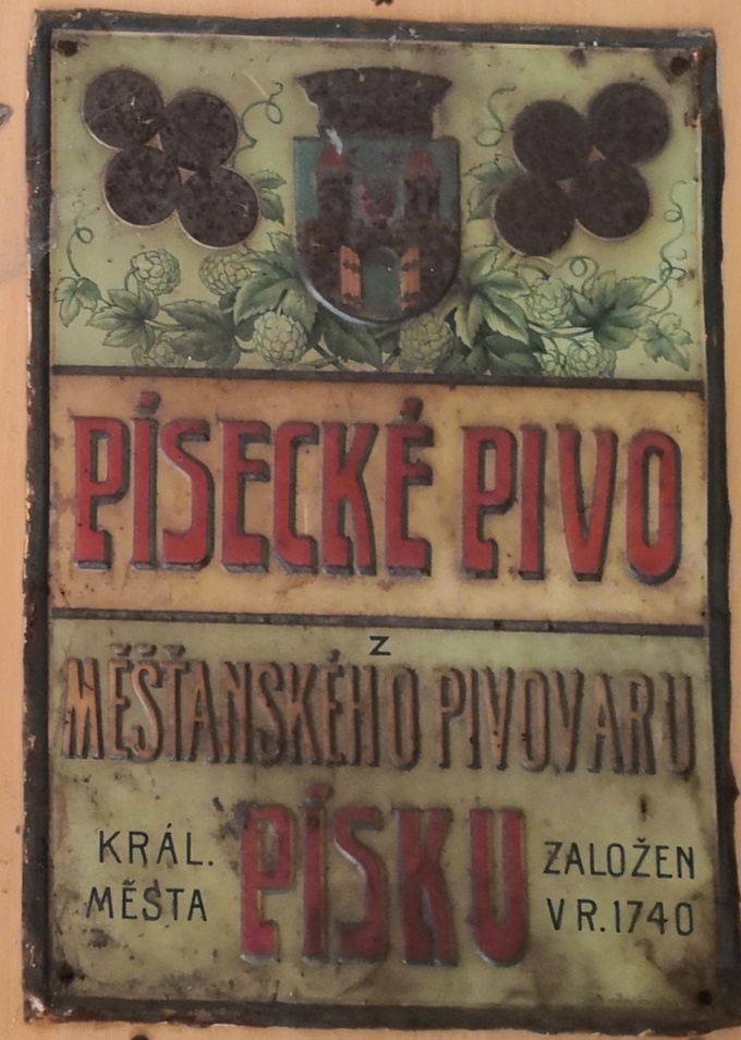 Pivní sklo, půllitry, třetinky, pivovarské cedule.