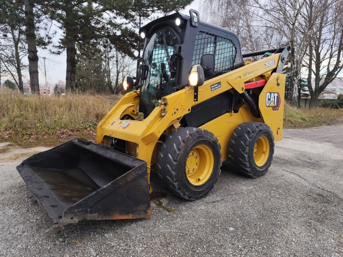 Nakladač CAT 262D3, posledný model. Plná výbava. ŠPZ.