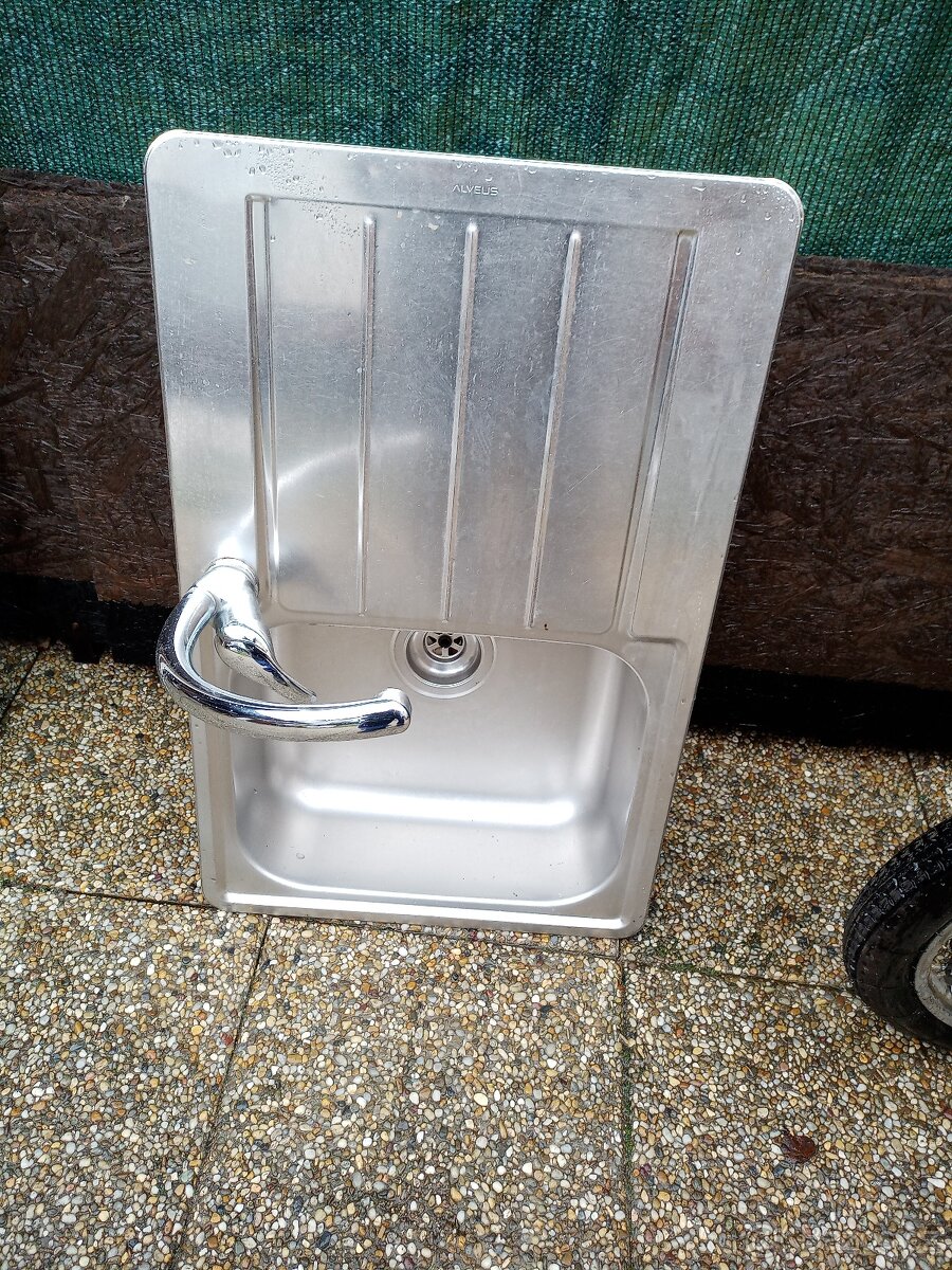 Dřez s baterií a sifonem