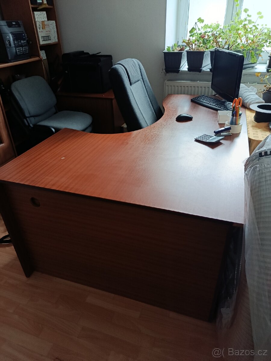 Rohový kancelářský stůl