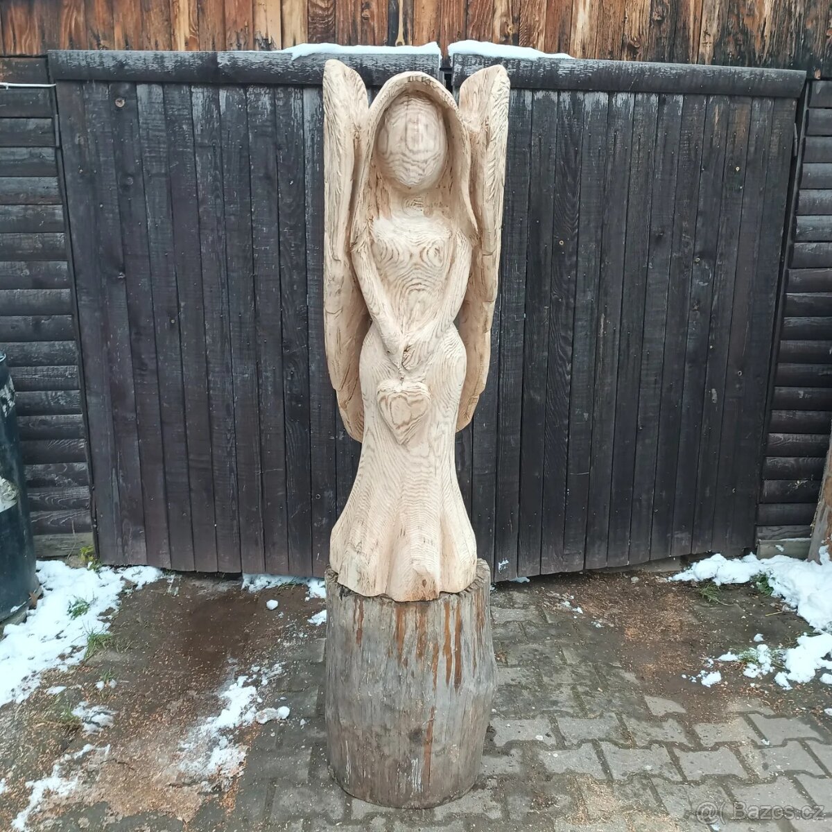 anděl motorovou pilou