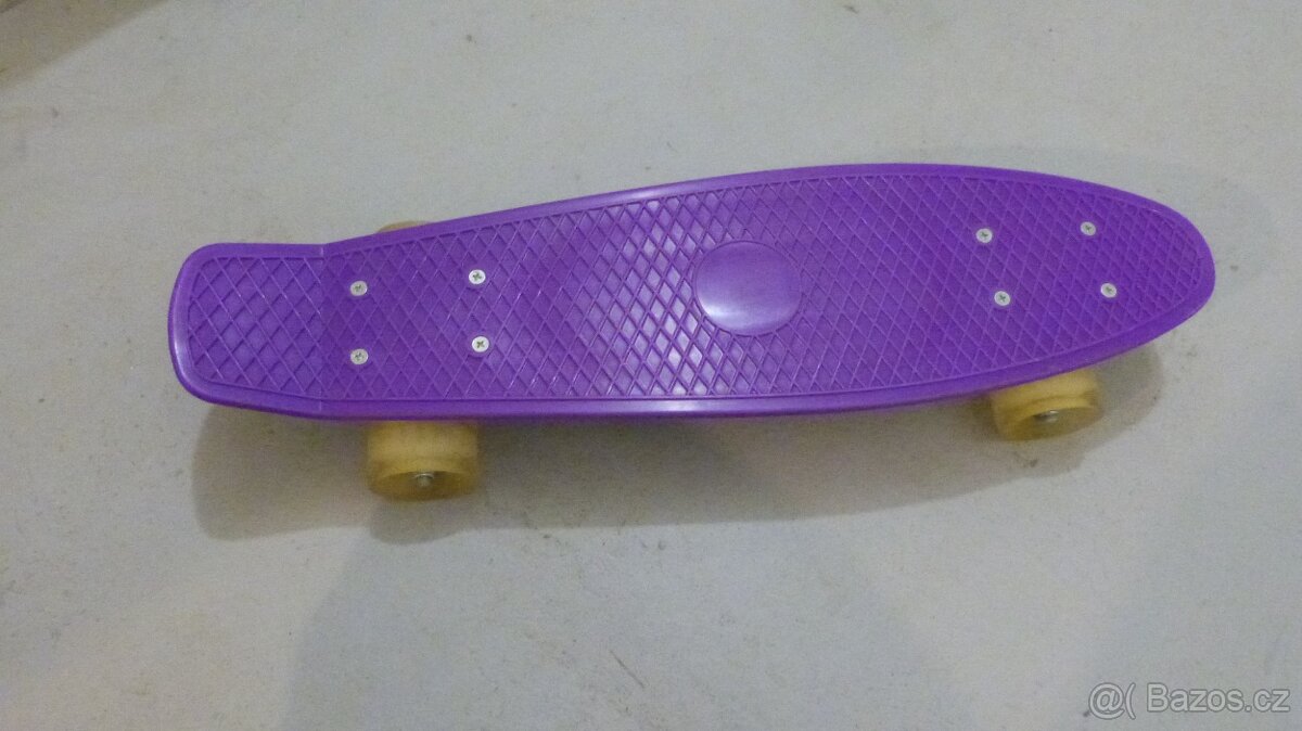 skateboard nebo pennyboard se svítícími kolečky