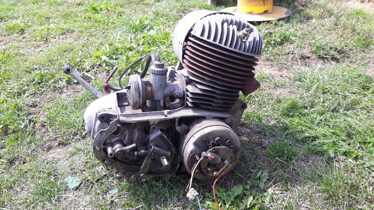 Motor ČZ skutr, prase
