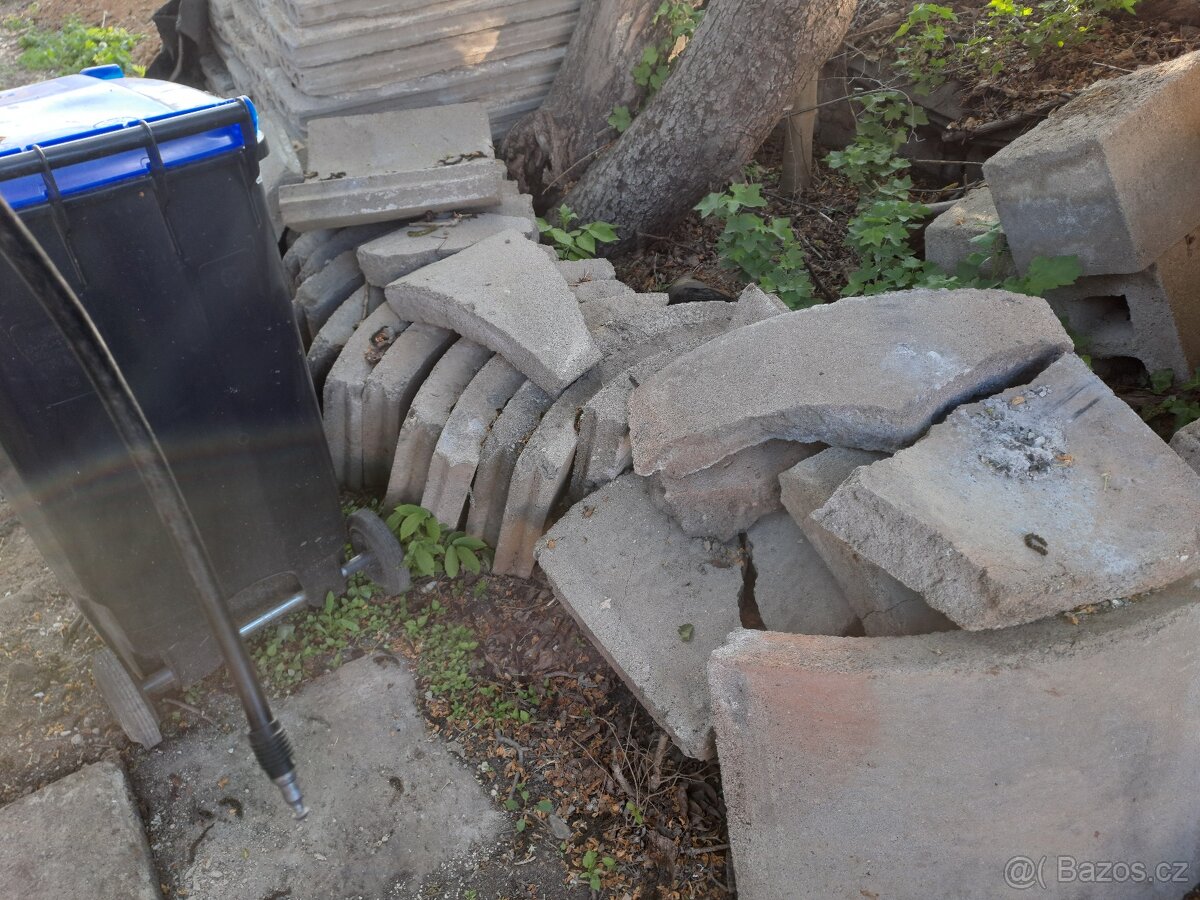 Betonové panely, cihly, a betonové dílce pro studny