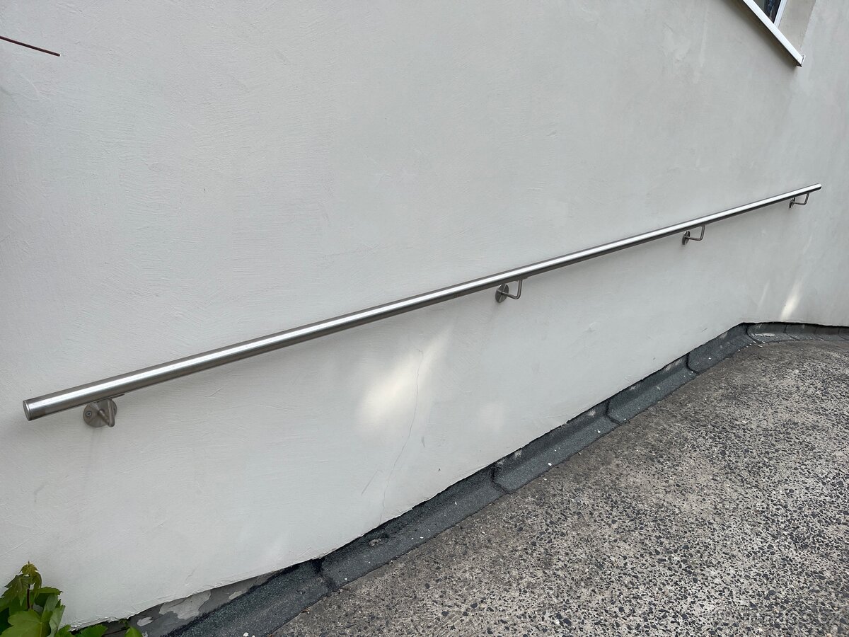 Kovové nerezové zábradlí na zeď 450cm