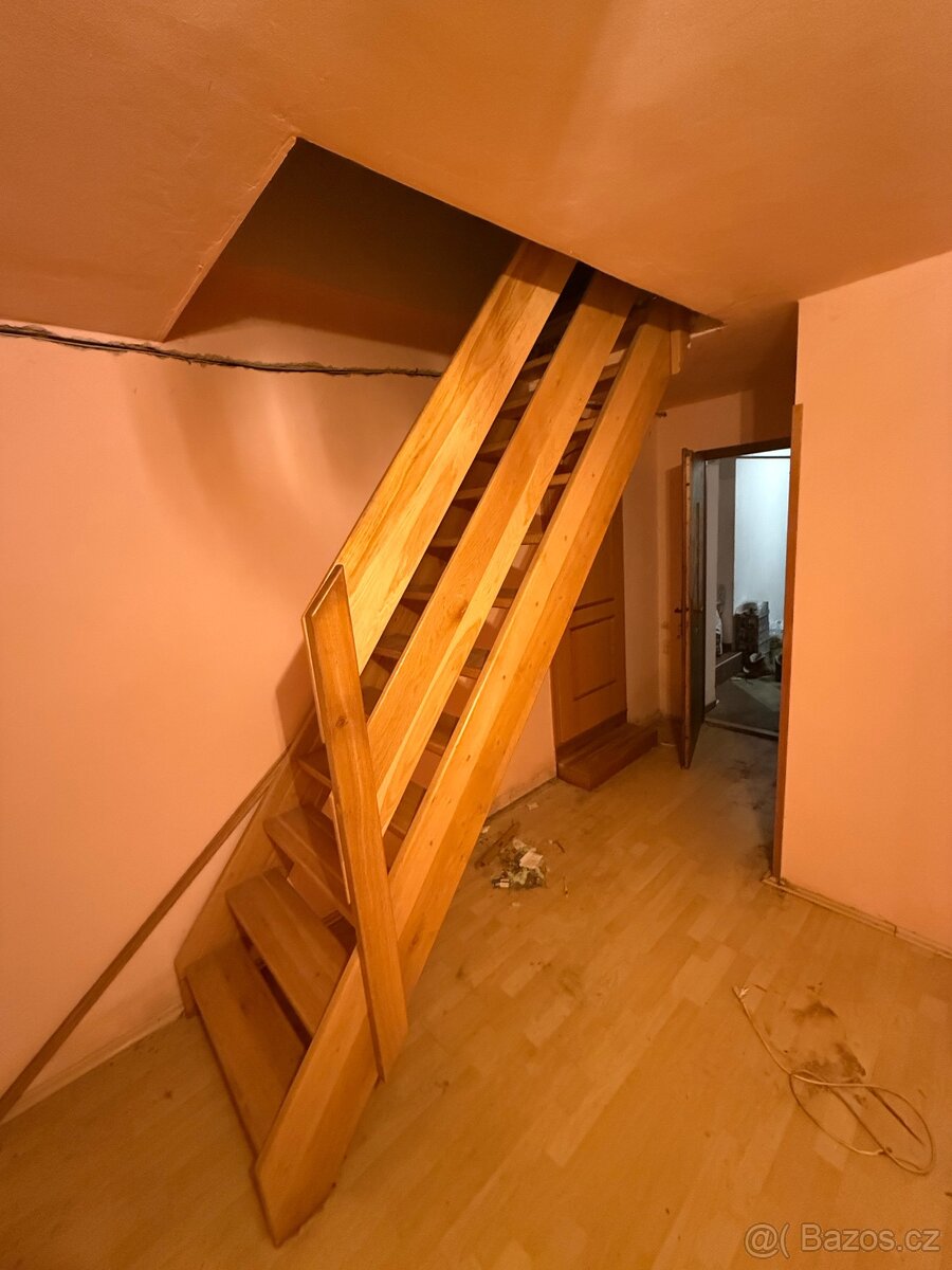 Masivní dřevěné schodiště (schody)