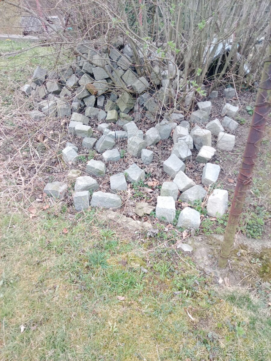 Žulové kostky, dlažba.