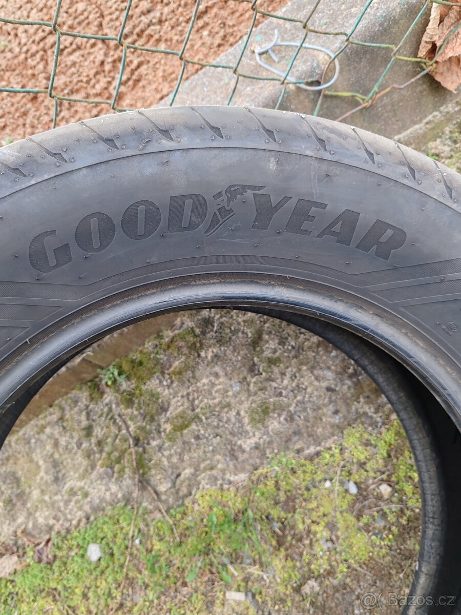 Pneu 235/65r18 106w použité