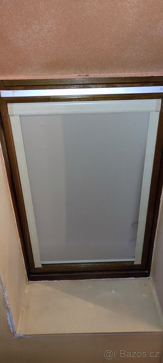 Thermo roleta na střešníi okno Velux.