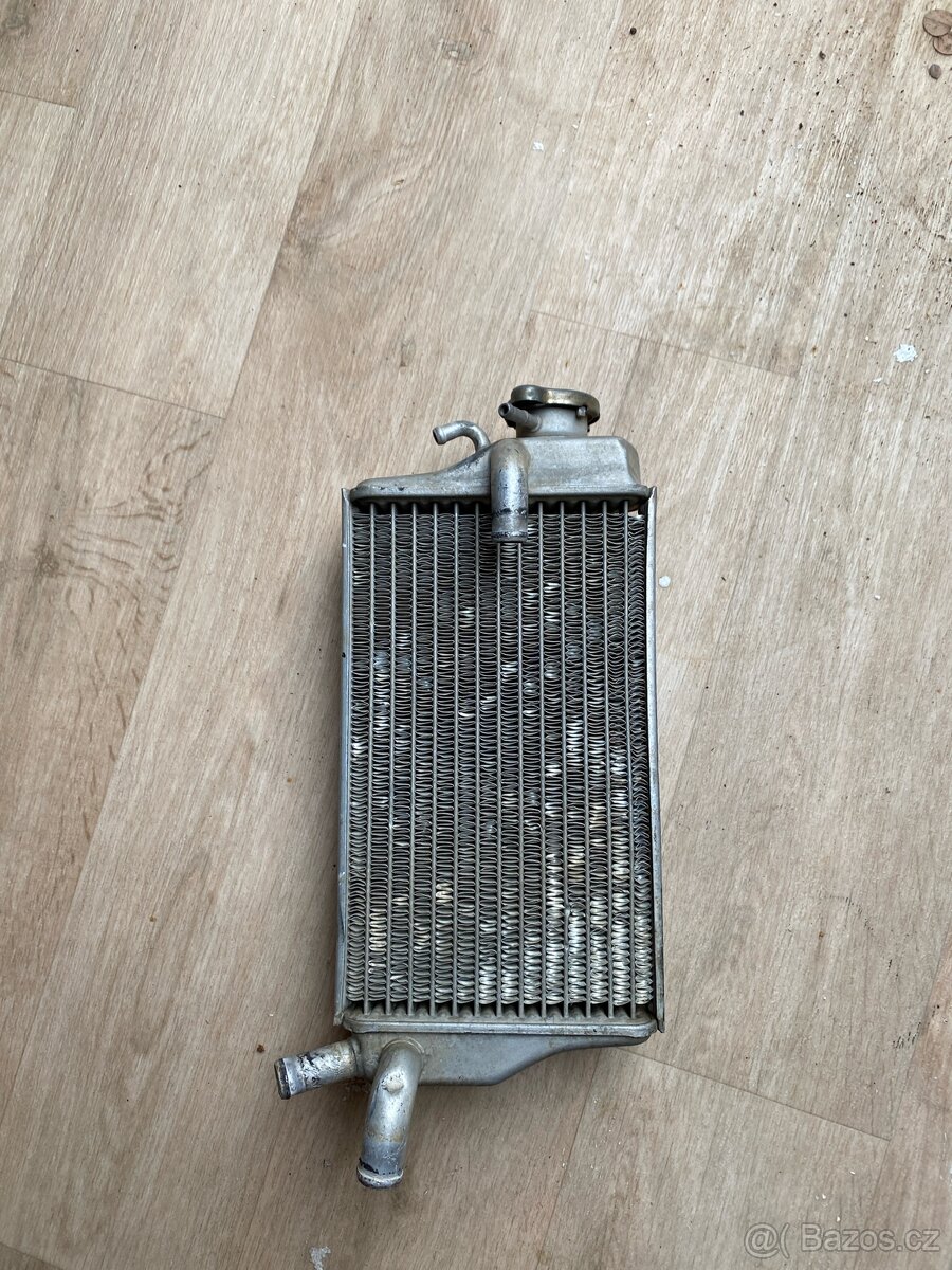 Honda cr 250 2003 ( 2takt nepasuje na crf ) pravý chladič