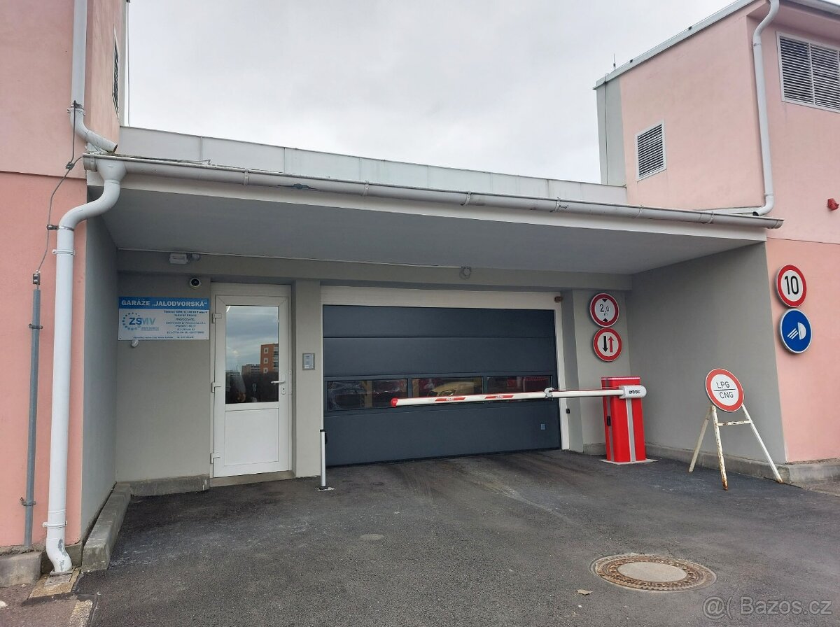 Pronájem nekrytého garážového stání, 12,54m, Šípková-Praha 4