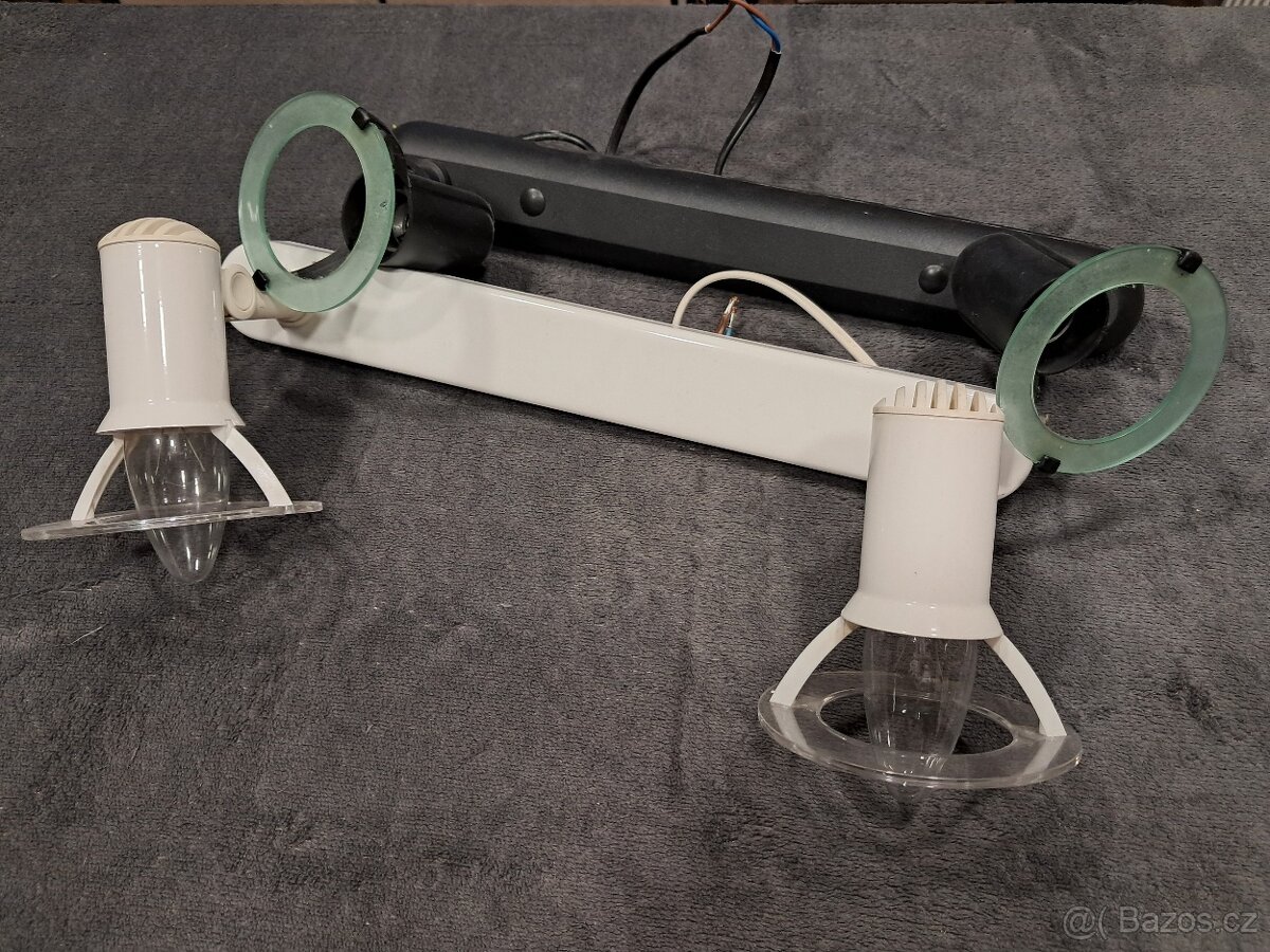 Nástěnná/stropní bodová světla.