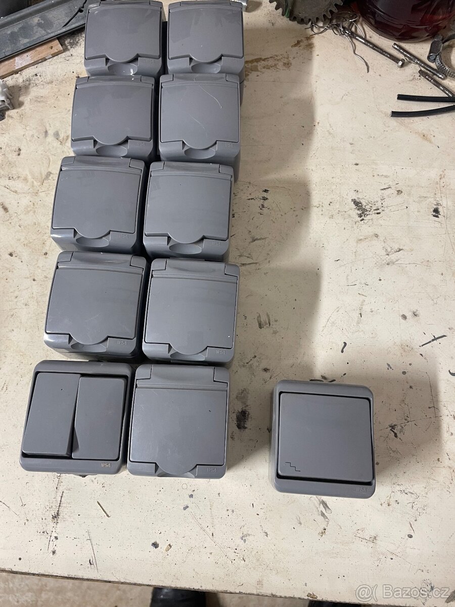 Zásuvky + vypínač IP54 šedá