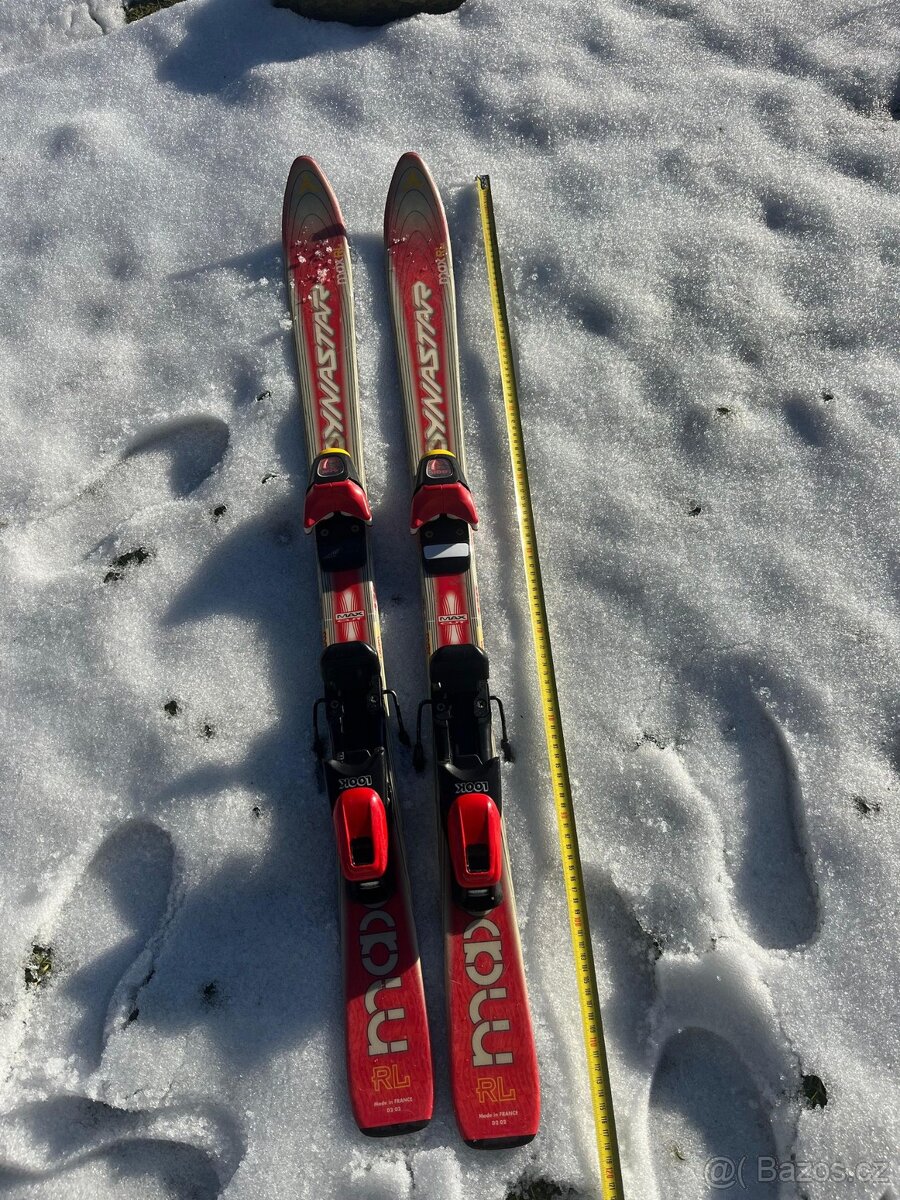 Dětské sjezdovky Dynastar s vázáním, dvoje hůlky