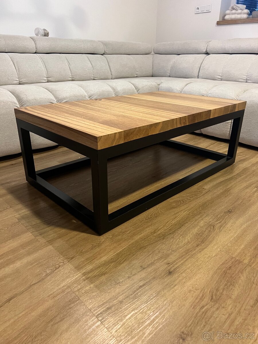 Konferenční dubový stůl.