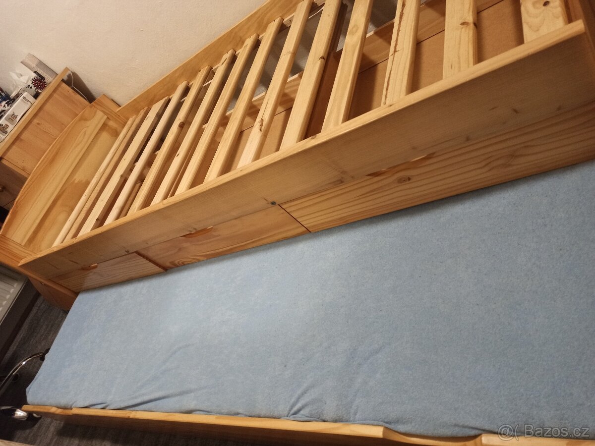 Postel z masivu s výsuvným lůžkem a úložným prostorem