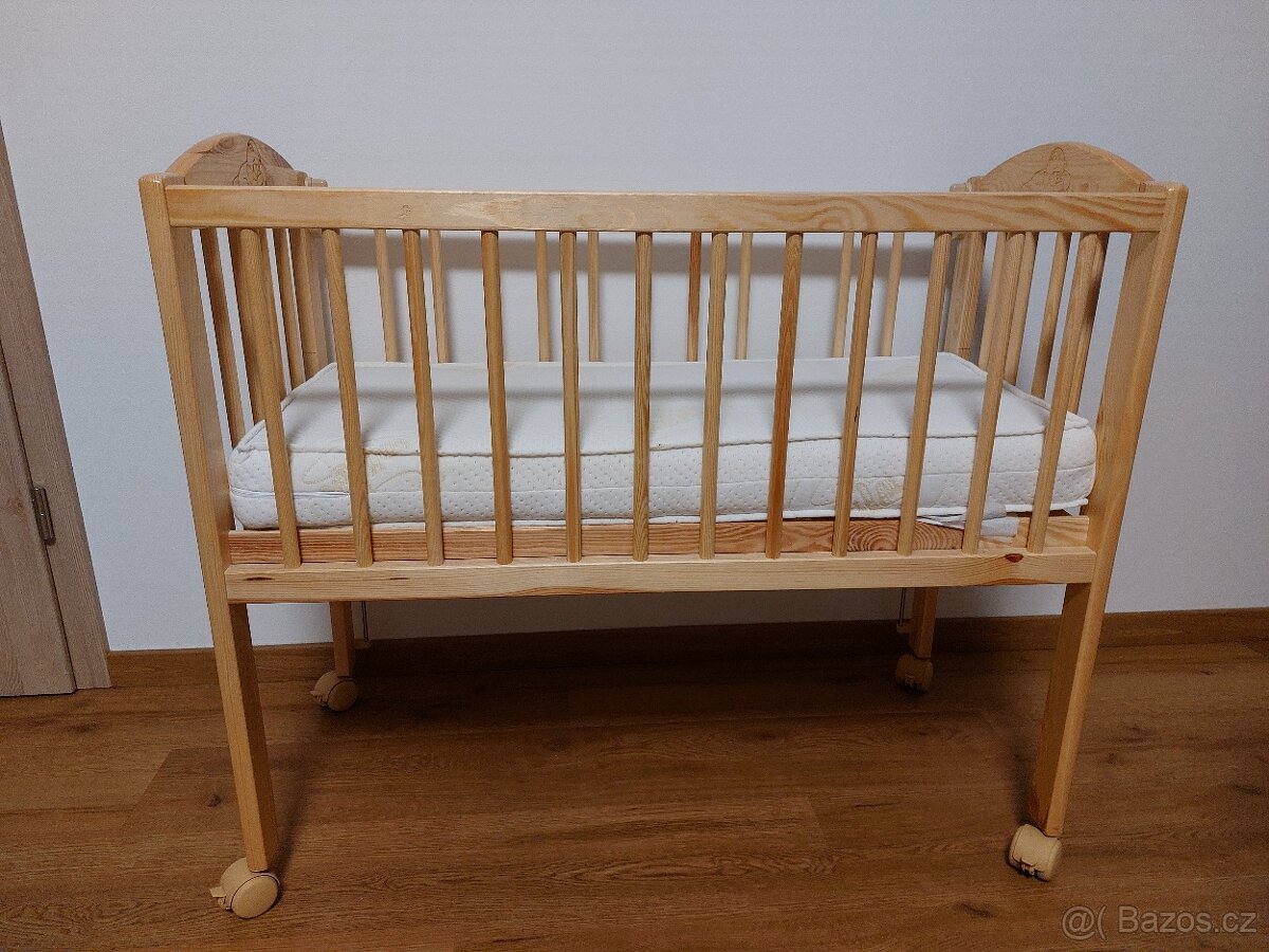 Dětská postýlka se stahovací bočnicí, matrací a kolečky