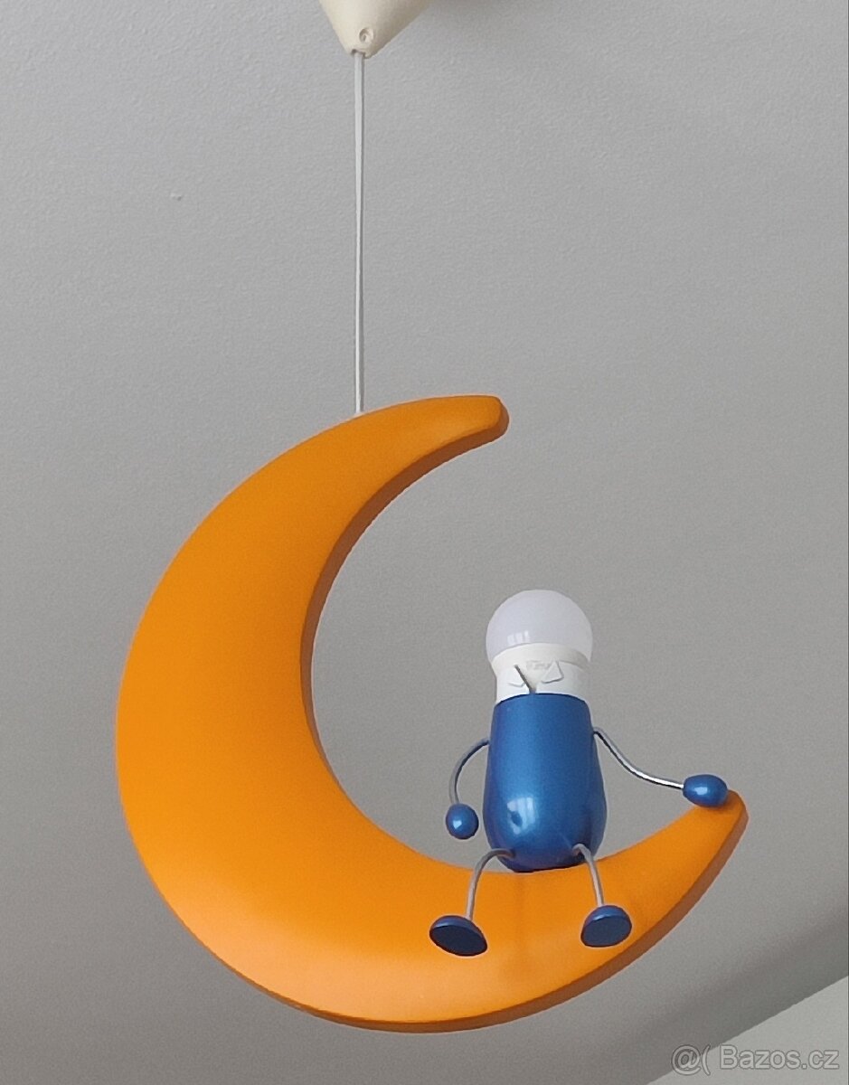 Dětský lustr ve tvaru půlměsíce s panáčkem