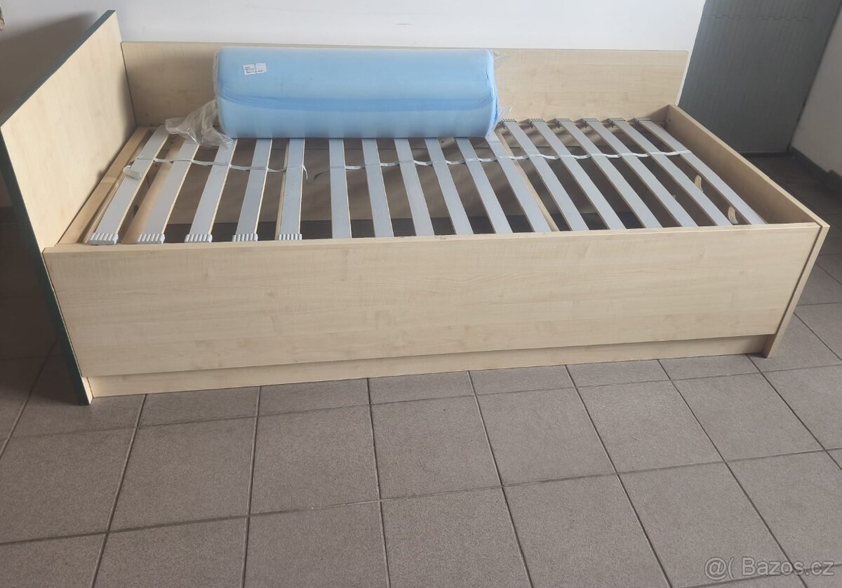Postel 90x200cm s roštem + NOVÁ MATRACE