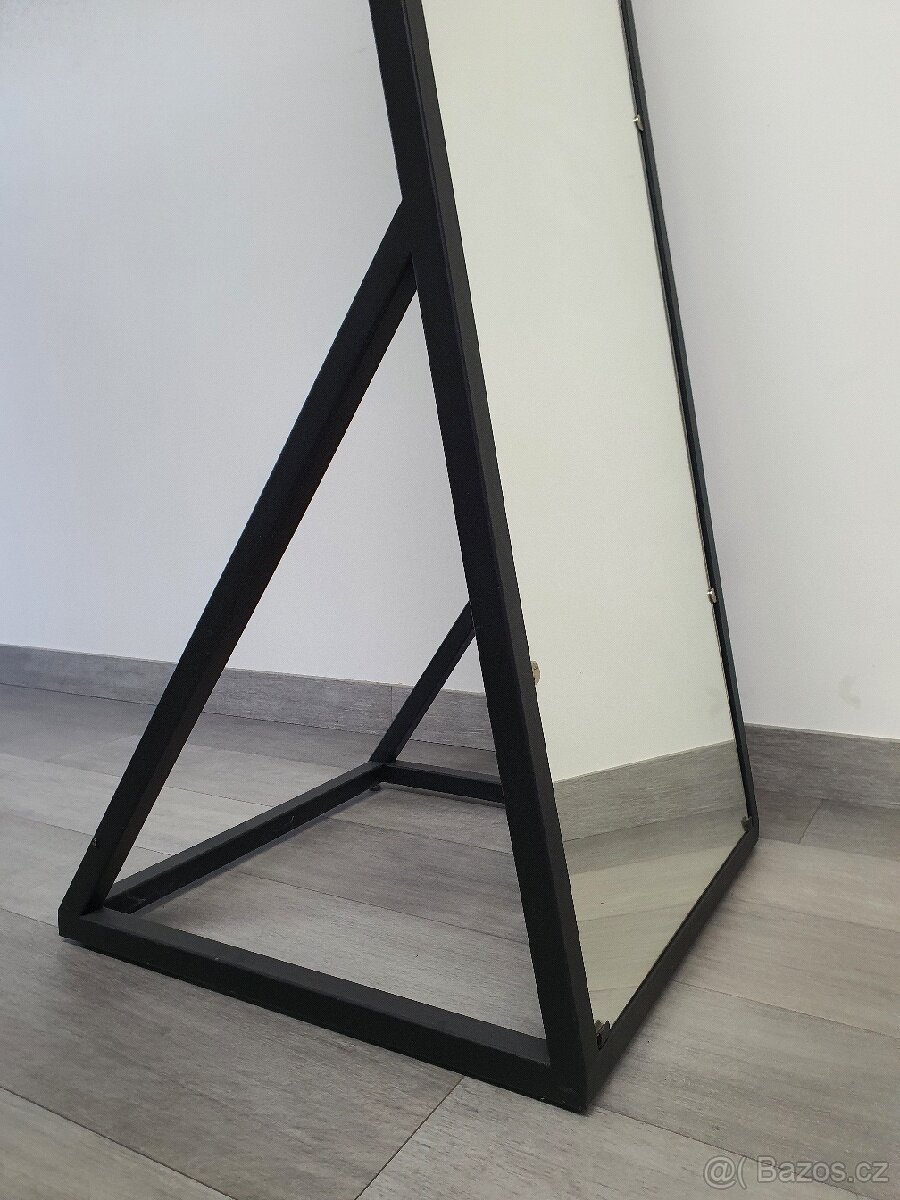 Prostorové šikmé zrcadlo v kovovém rámu
