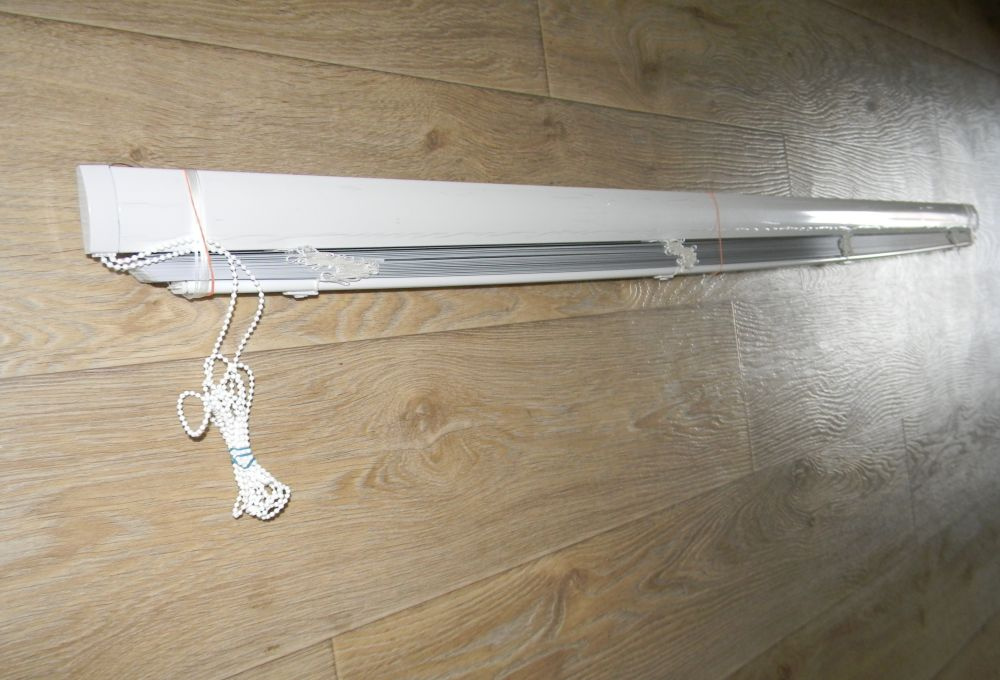 Žaluzie na okno bílá, celostín, š.1432 x v.1335 mm