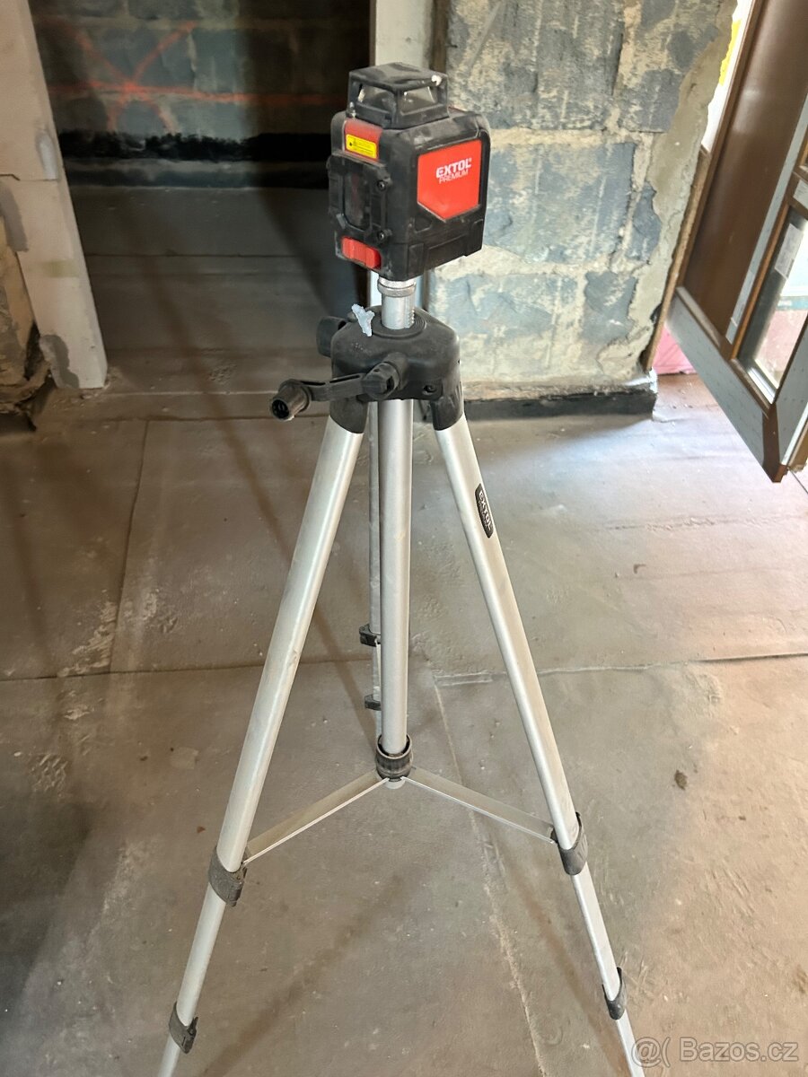Samonivelacni laser se stojankem