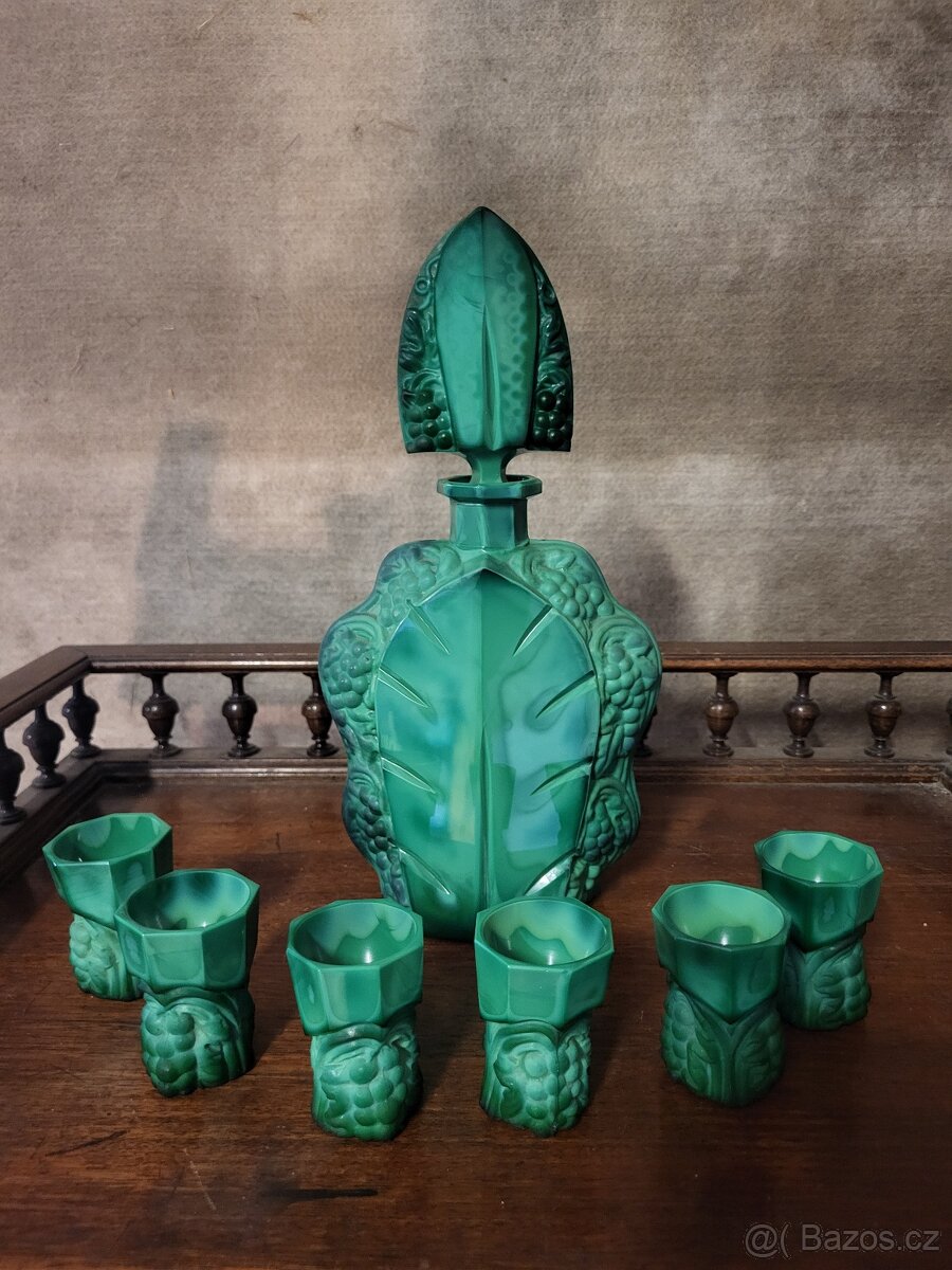 Art - deco Karafa z malachitového skla.