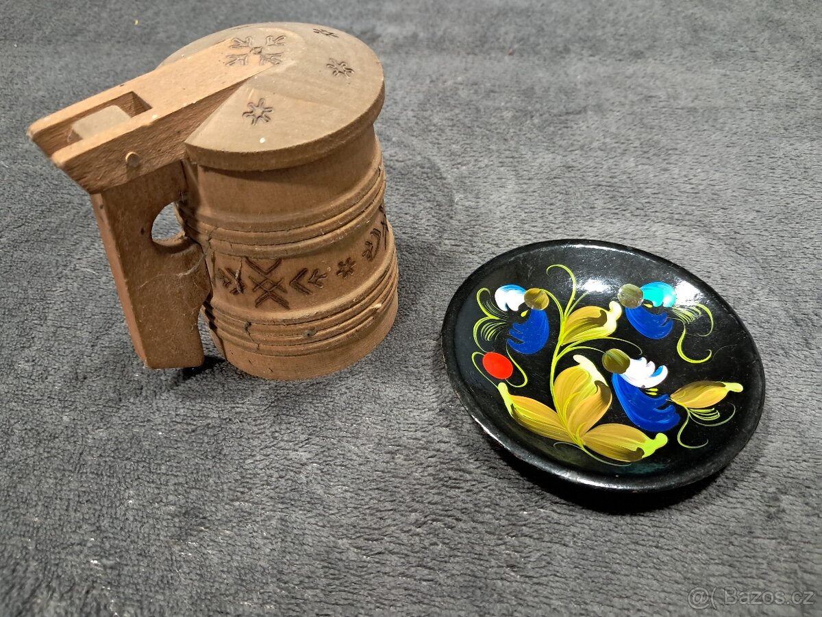 Retro dřevěný korbel a nástěnný obrázek.