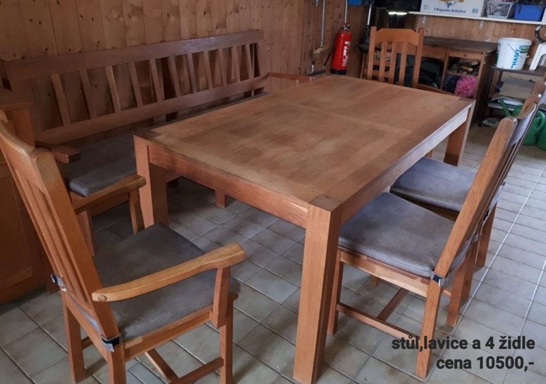 Stůl, židle a lavice