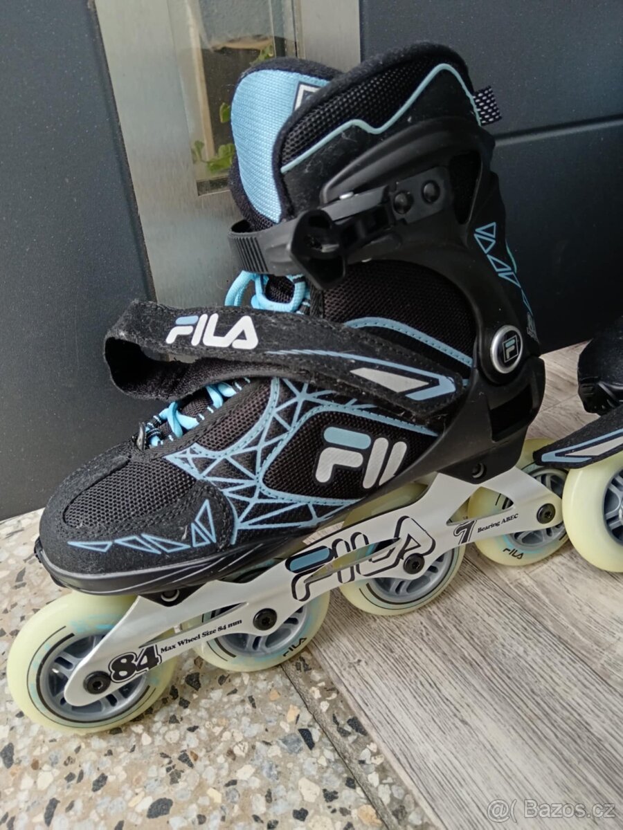 Prodám kolečkové brusle Fila, chrániče,helma