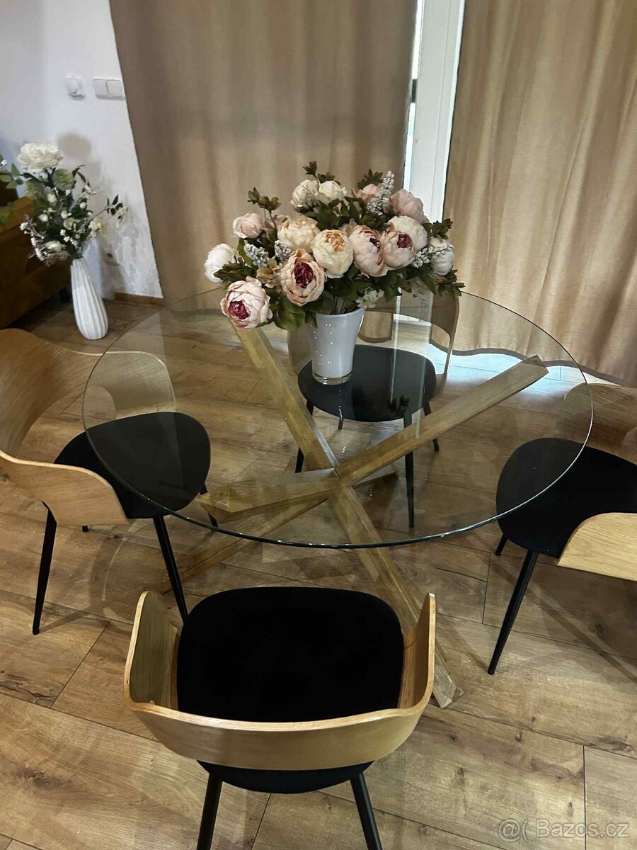 ✨ Skleněný jídelní stůl + 4 designové židle – 7000 Kč ✨