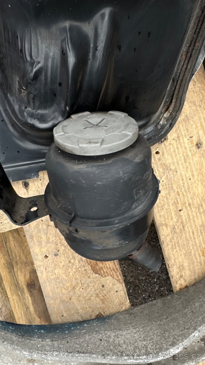 Nádobka serva Audi A4 B8