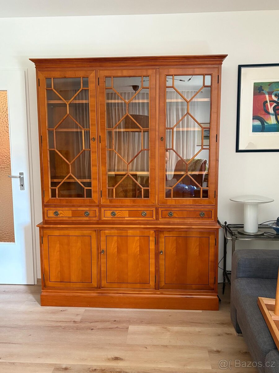 Vitrína ve stylu Biedermeier