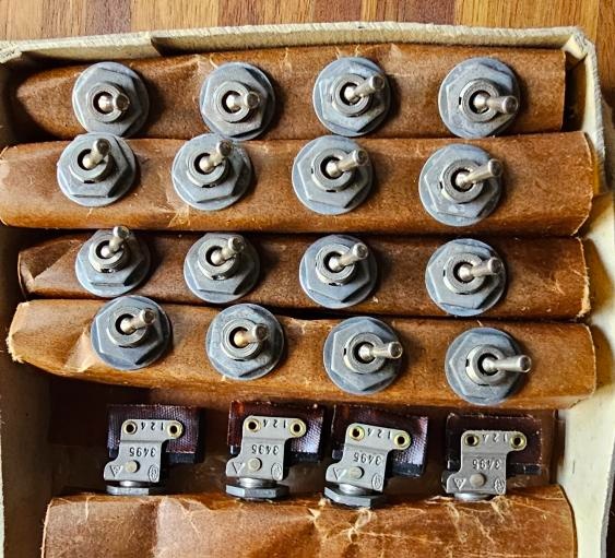 Páčkové přepínače 50V/4A – 20ks nové v původním balení