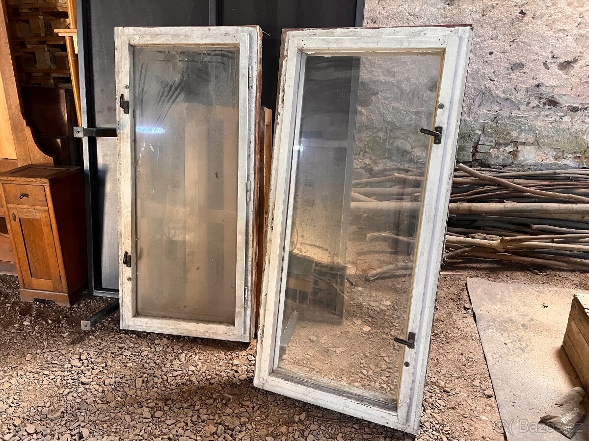 2x STARÁ DVOJITÁ DŘEVĚNÁ BYTELNÁ OKNA PRAVÁ A LEVÁ