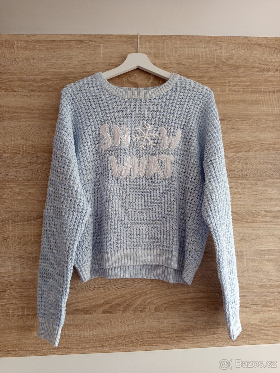 Svetr se zimním motivem