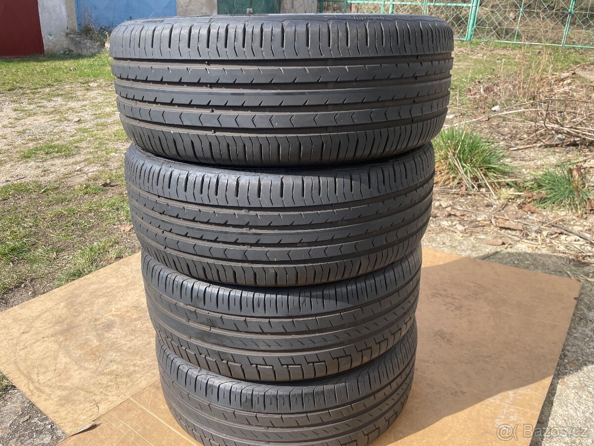 4ks. Letní pneu 215/55/17. zn. Continental.