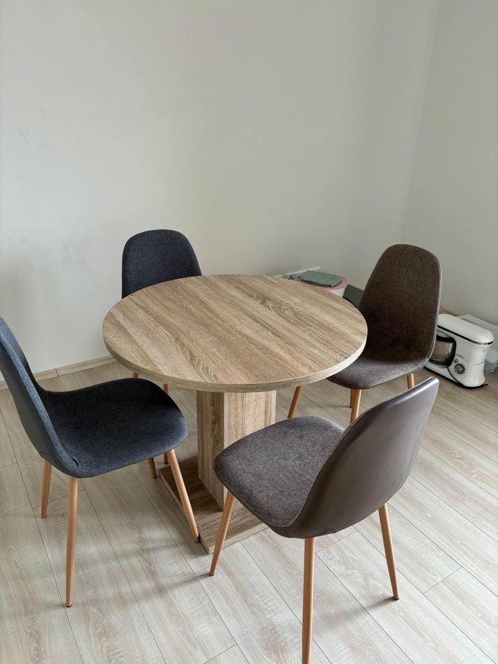 Stůl včetně 4 židlí