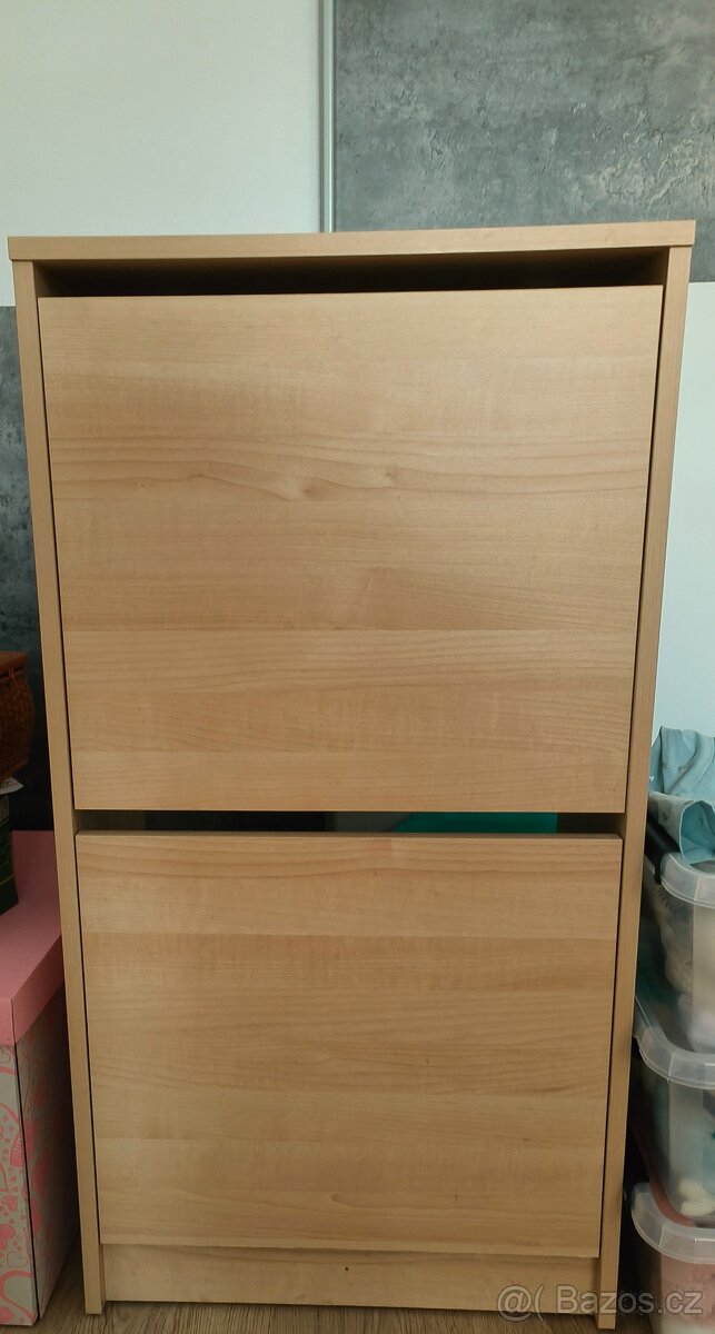 Botník s výklopnými dvířky