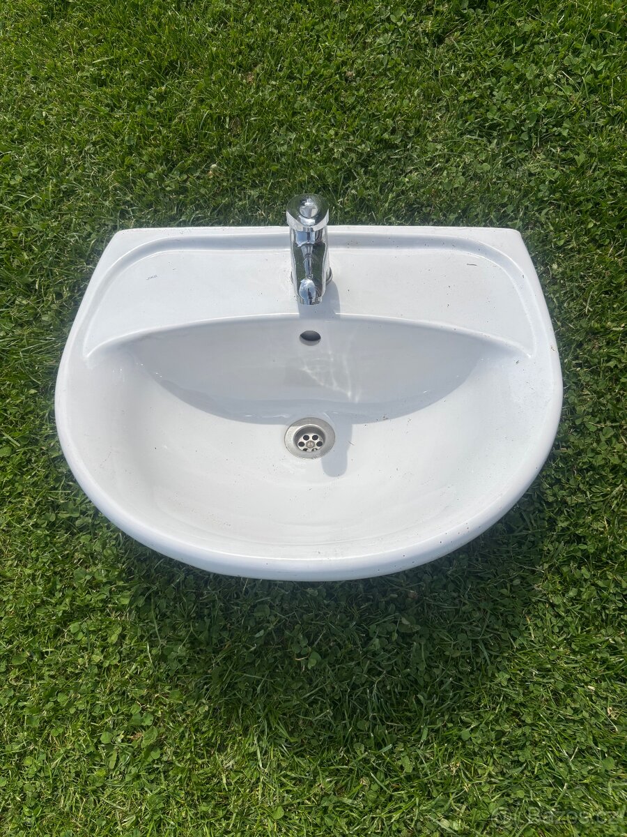 Umyvadlo bílé s baterií