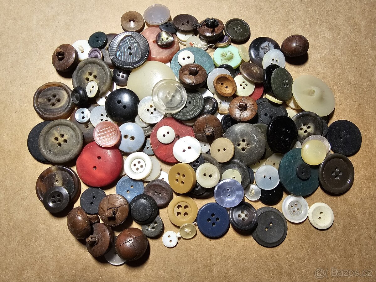 3. Mix historických a retro knoflíků