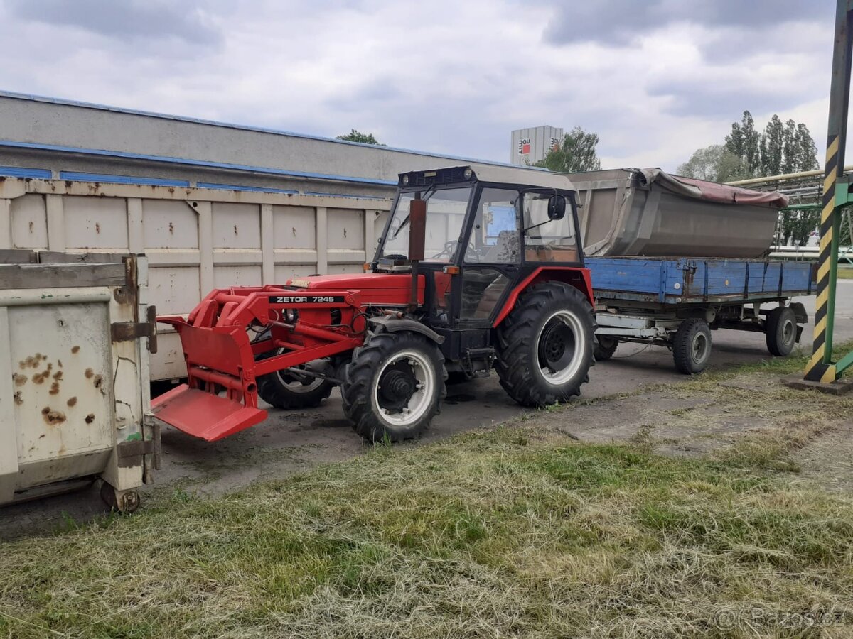 Traktor zetor 7245 s rampovacem a vlekem