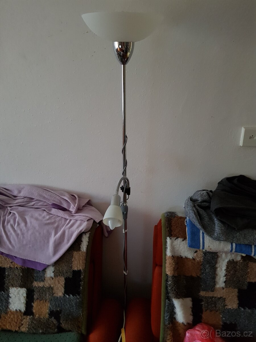 Stojící tyčova lampa