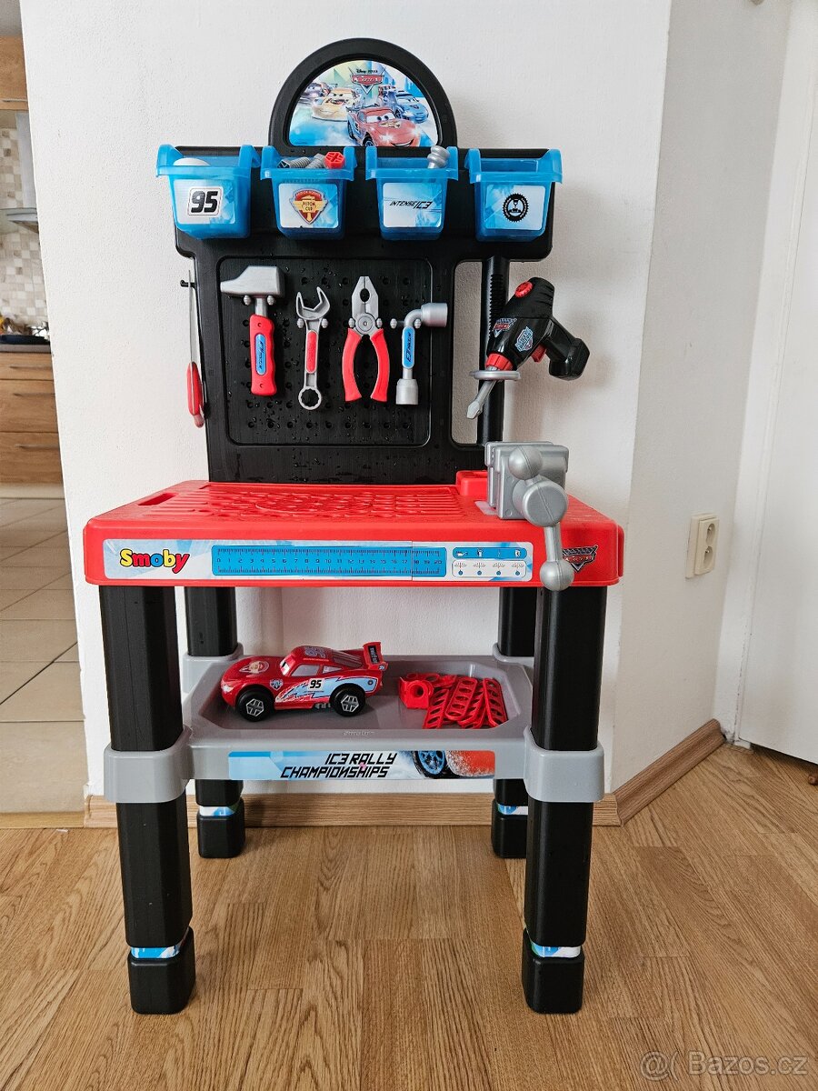 Montážní stůl a elektrický šroubovák na baterie