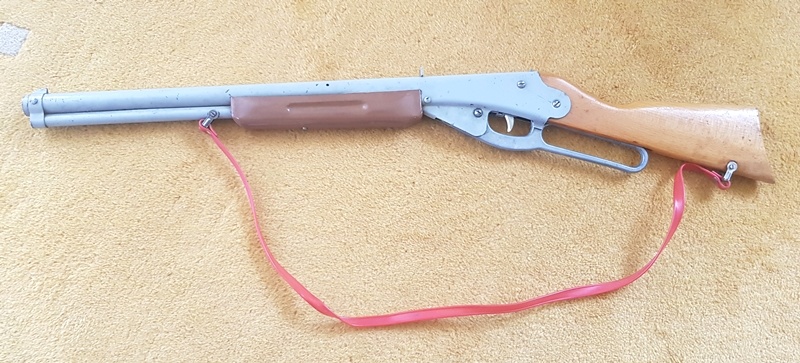 staré hračky- klavír, Colt LONE STAR, špuntovka