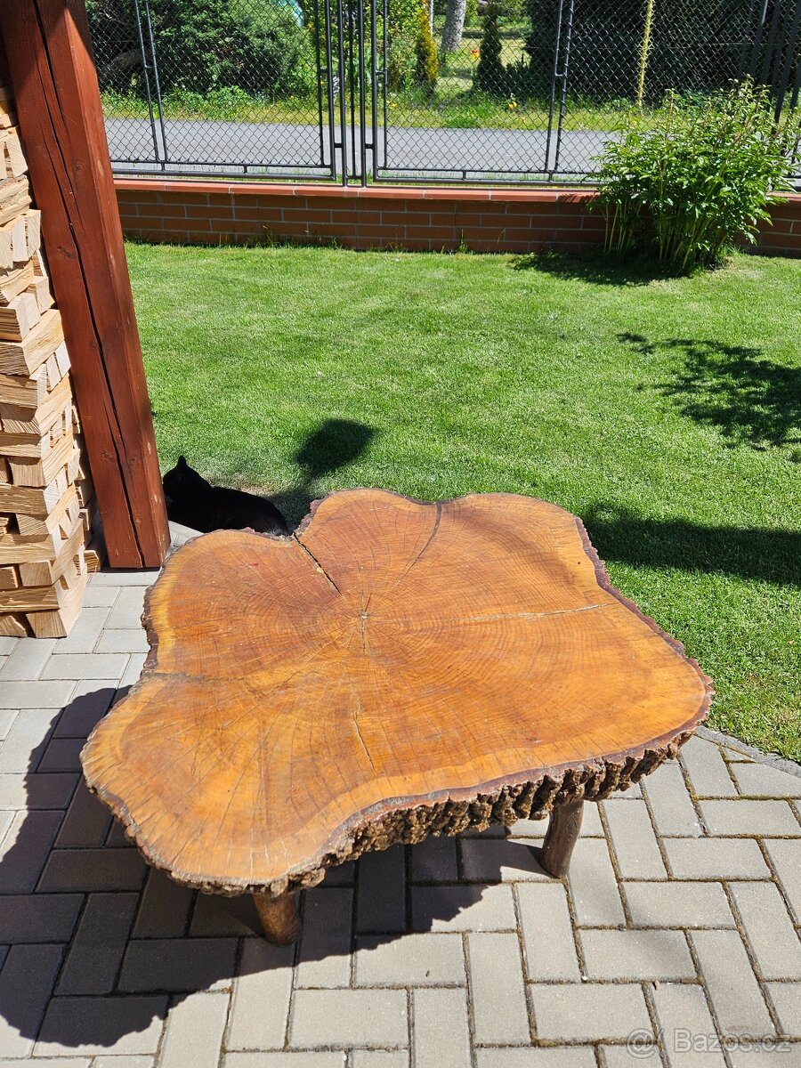 MASIVNÍ STŮL Z KMENE STROMU