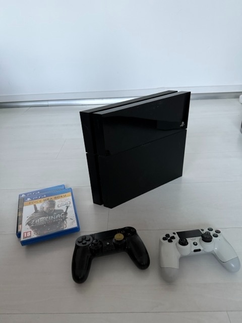 PlayStation 4 + 2 ovladače + Witcher 3 GOTY